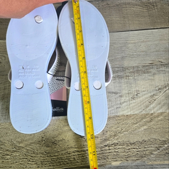 CHATTIES | NWT Thong Style Flip Flop Sandals w/ Accents in White sz 7/8 - Picture 3 of 4